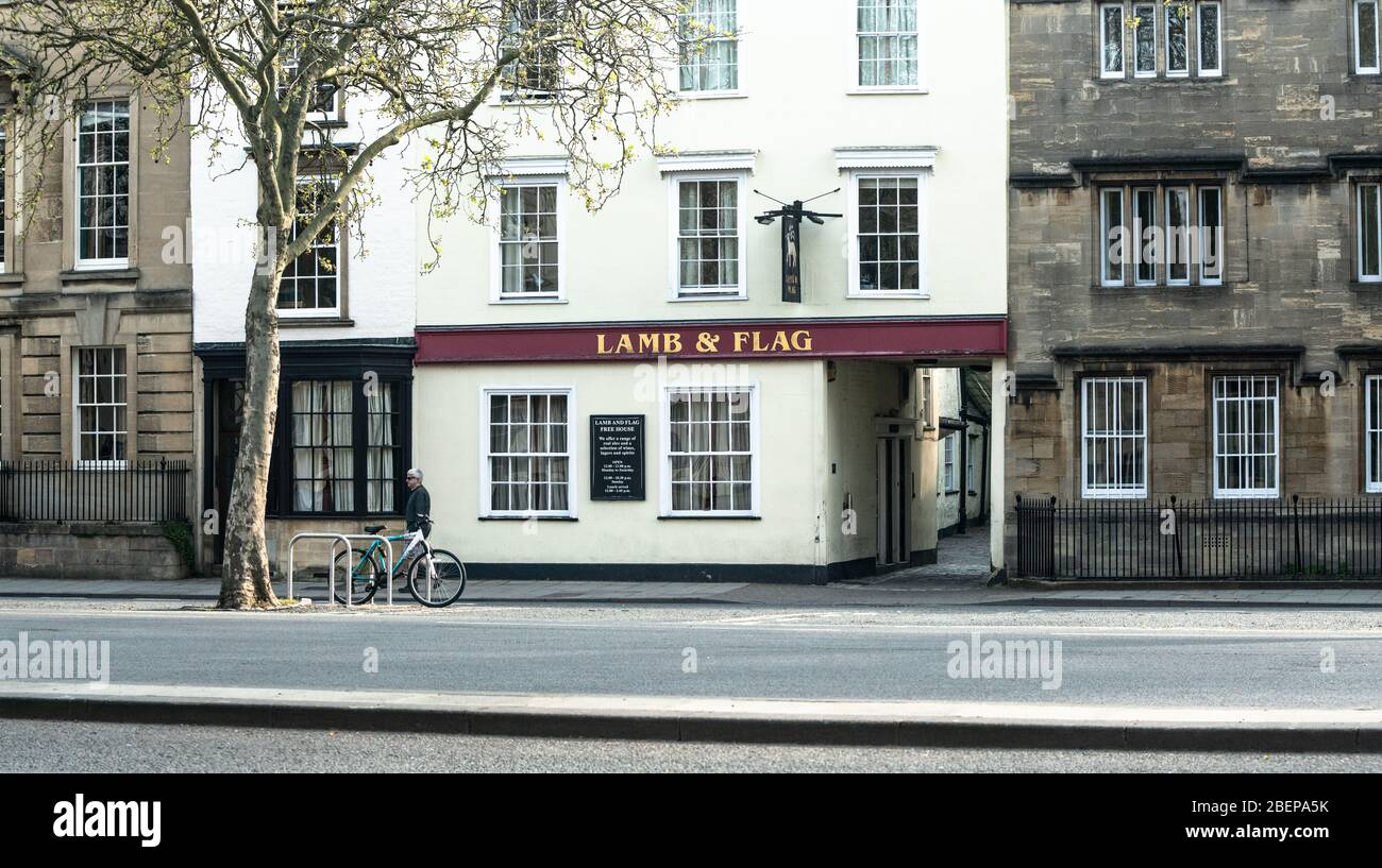 Lamb and Flag, St Giles, Oxford, Oxfordshire, Regno Unito. Strade deserte in una soleggiata Domenica di Pasqua, solo poche persone che si esercitano sono fuori. Foto Stock