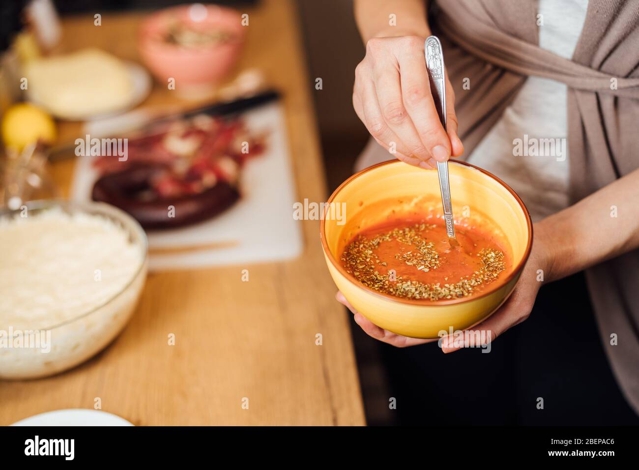 Casalinga fare rapidamente facile salsa fatta in casa pizza pomodoro da zero.tradizionale pizza base salsa recipe.Gourmet ketchup.Cooking e cuocere cibo a ho Foto Stock