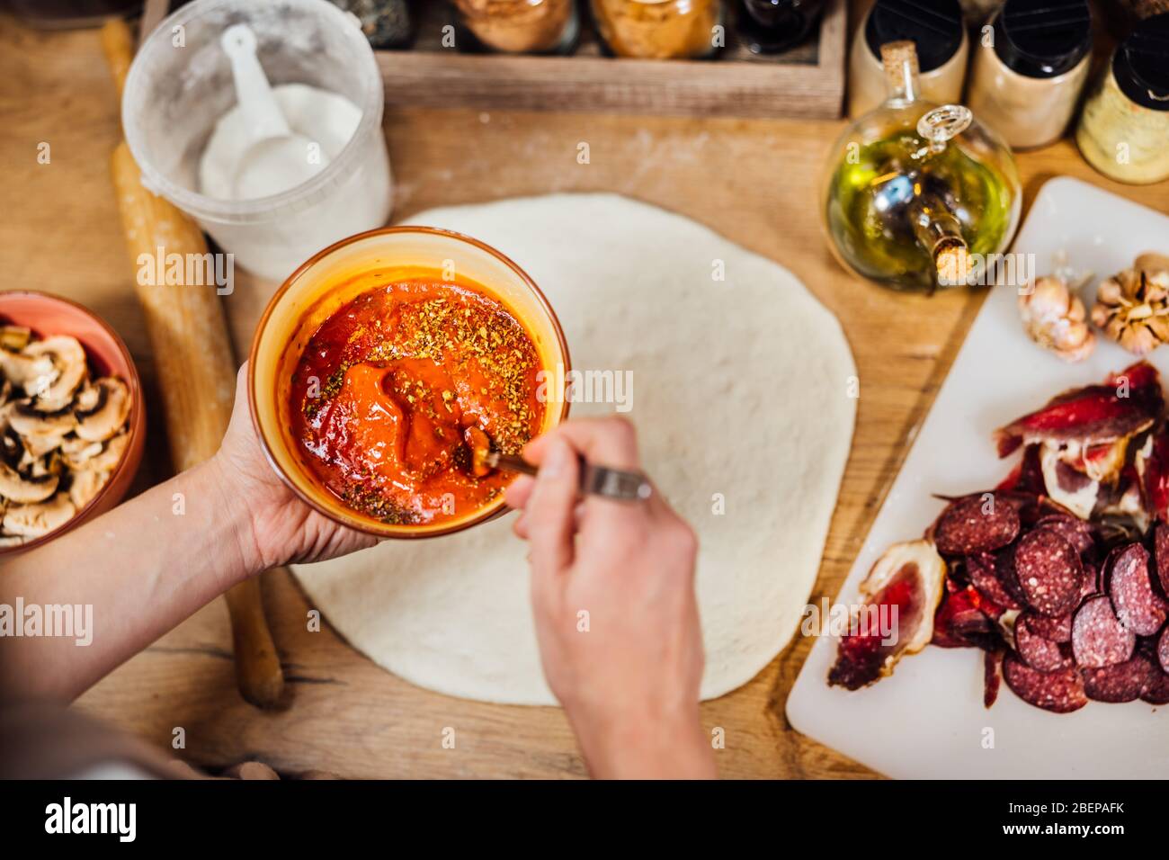 Casalinga fare rapidamente facile salsa fatta in casa pizza pomodoro da zero.tradizionale pizza base salsa recipe.Gourmet ketchup.Cooking e cuocere cibo a ho Foto Stock