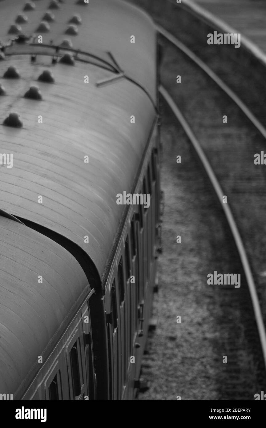 Primo piano in bianco e nero di vecchie carrozze ferroviarie su una ferrovia d'epoca Foto Stock