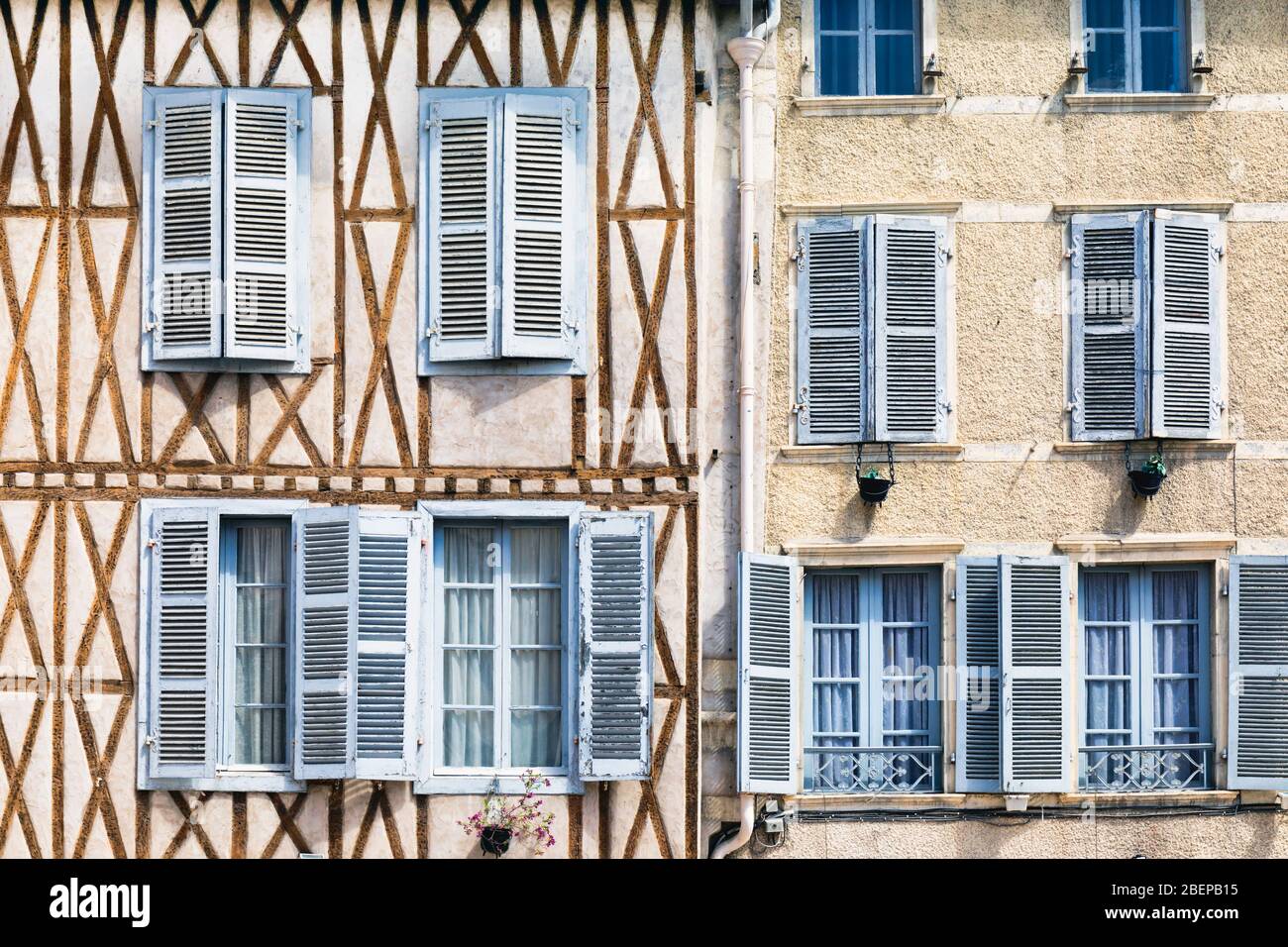 Edificio con finestre con persiane, Pau, Pyrénées-Atlantici, Nouvelle-Aquitaine, Francia. Foto Stock
