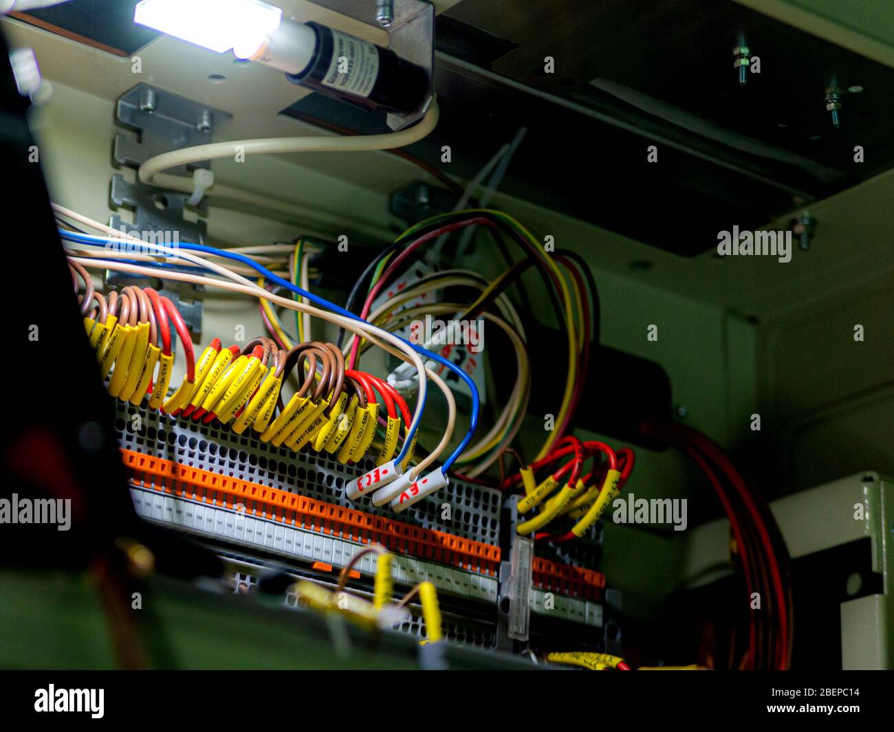 Connettori elettrici automatici nelle linee di alimentazione situate all'interno di una scheda del pannello di controllo degli interruttori industriali. Foto Stock