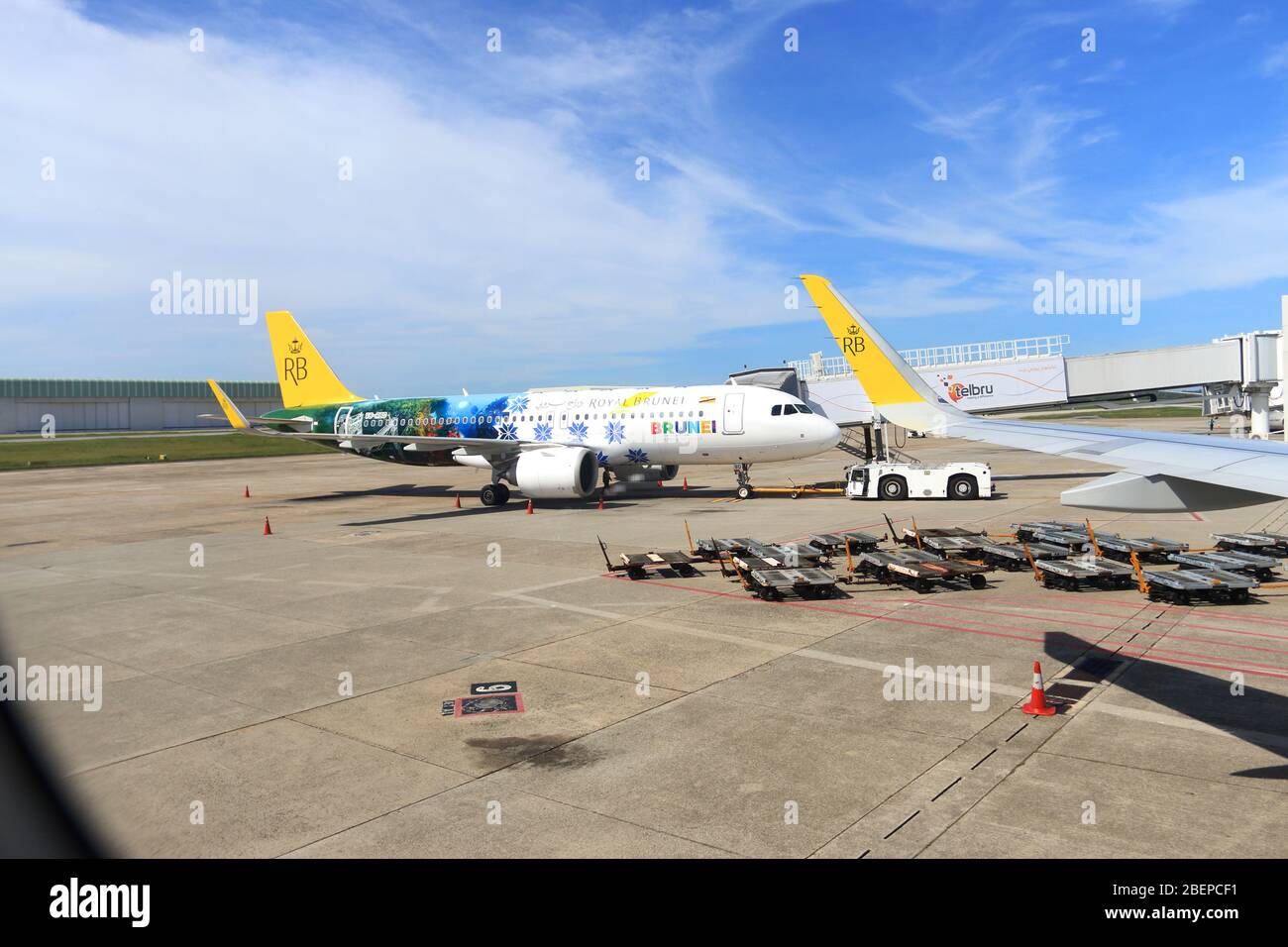 Royal Brunei Airlines a Bandar Seri Begawan aeroporto asfalto Foto Stock