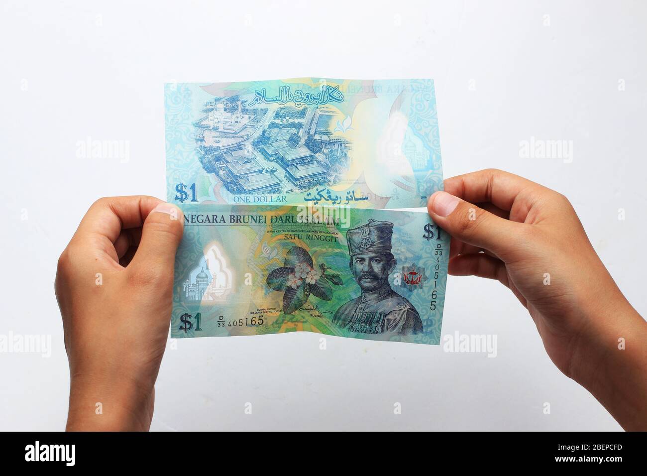 B 1.00 dollari, una valuta del Brunei su sfondo bianco Foto Stock