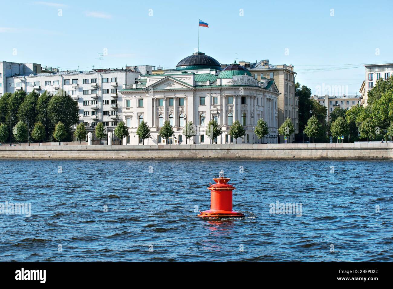 San Pietroburgo, Russia, estate 2019: Vista dal fiume Neva a Petrovskaya Embankment e la residenza del rappresentante del presidente del Th Foto Stock