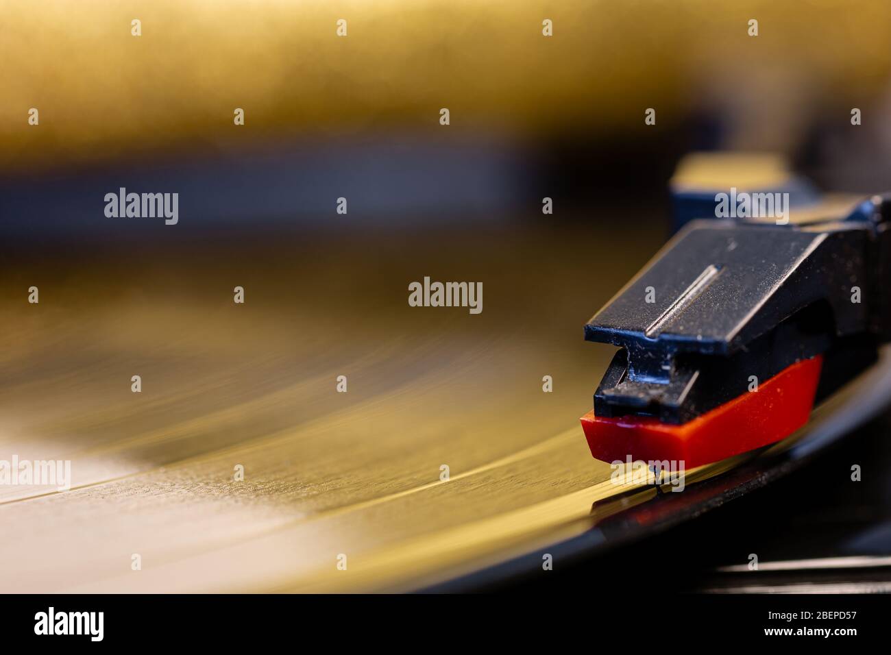 Giradischi e dischi in vinile. Lettore musicale nostalgico. Attrezzatura per musica retrò. Musica dal garmofono. Foto Stock