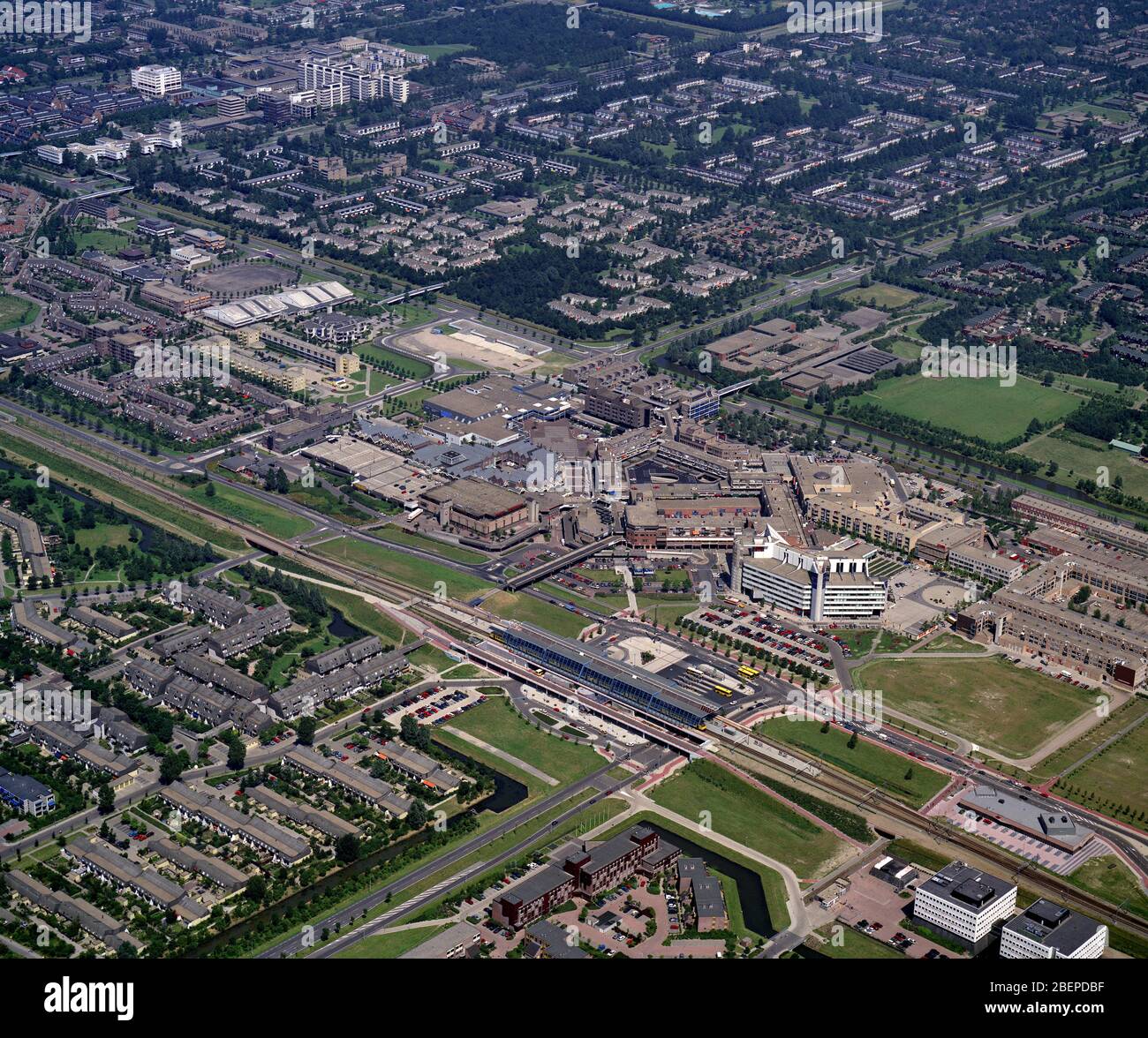 Almere, Olanda, 12 luglio - 1990: Foto aerea storica della città Almere nella provincia Flevoland una città nuova costruita nel 1975 Foto Stock