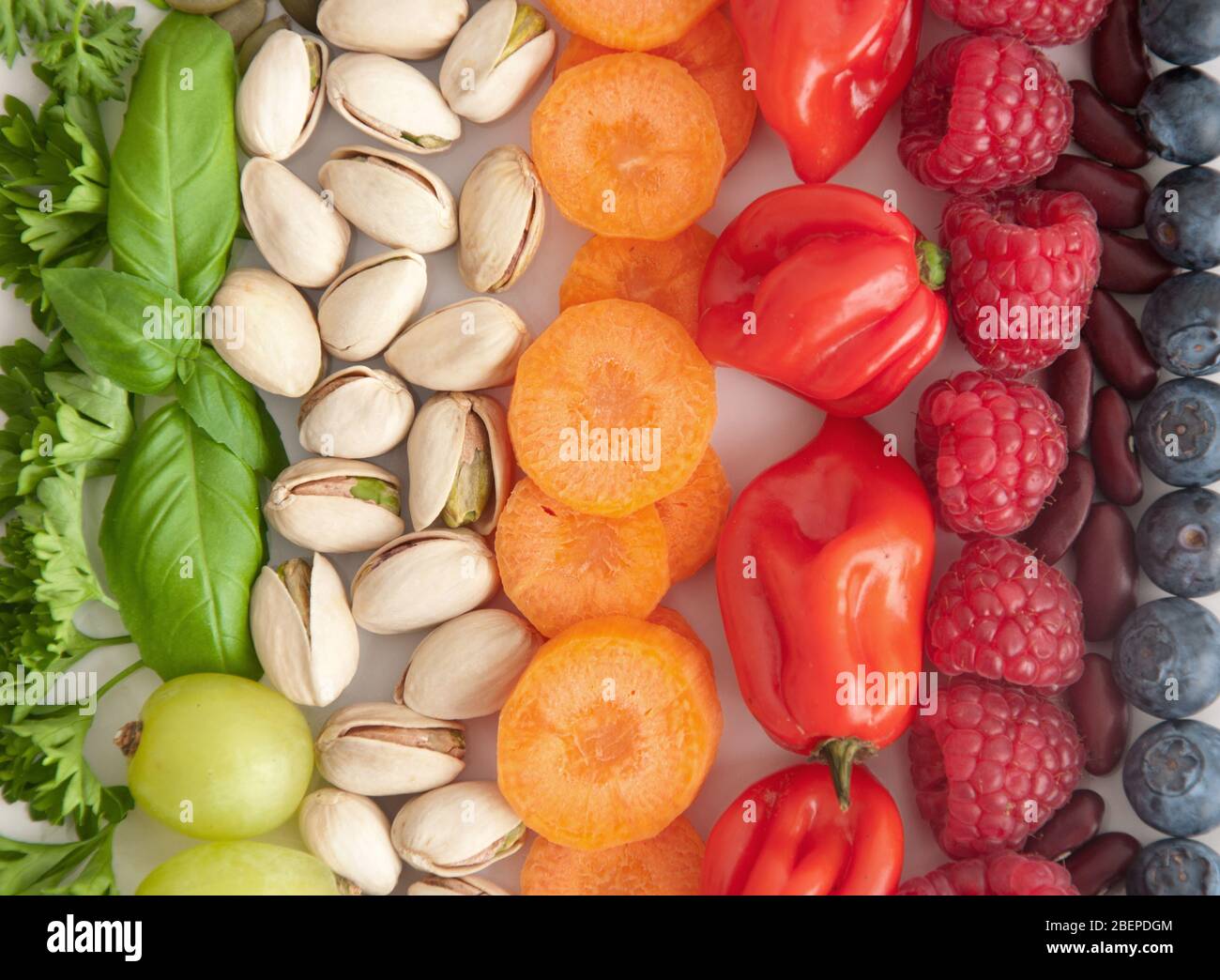Variegati ingredienti alimentari a base di piante, tra cui cereali, frutta e verdura Foto Stock