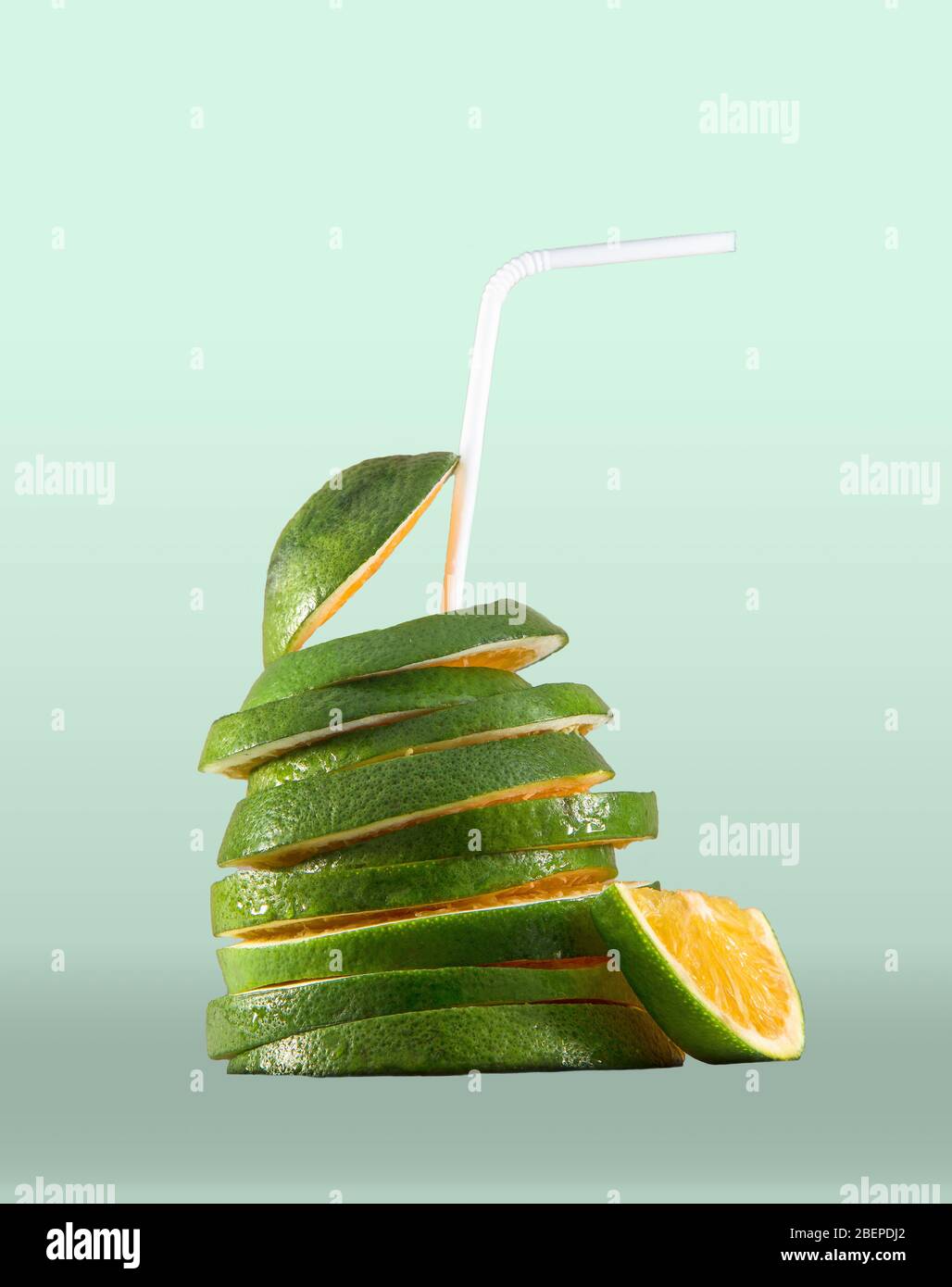 Fette di lime a forma di limone con paglia. Tagliare i pezzi di lime a forma di limone con la paglia di plastica. Foto Stock