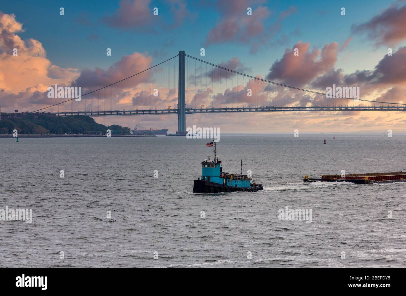 Tugboat blu e Ponte Verrazano Foto Stock