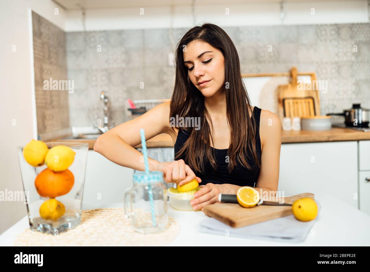 Sana donna allegra bere fatto in casa biologico misto agrumi bere.fare la dieta lemonade.Detox, nutrition.Food per la pelle oleosa, forte sistema immunitario Foto Stock