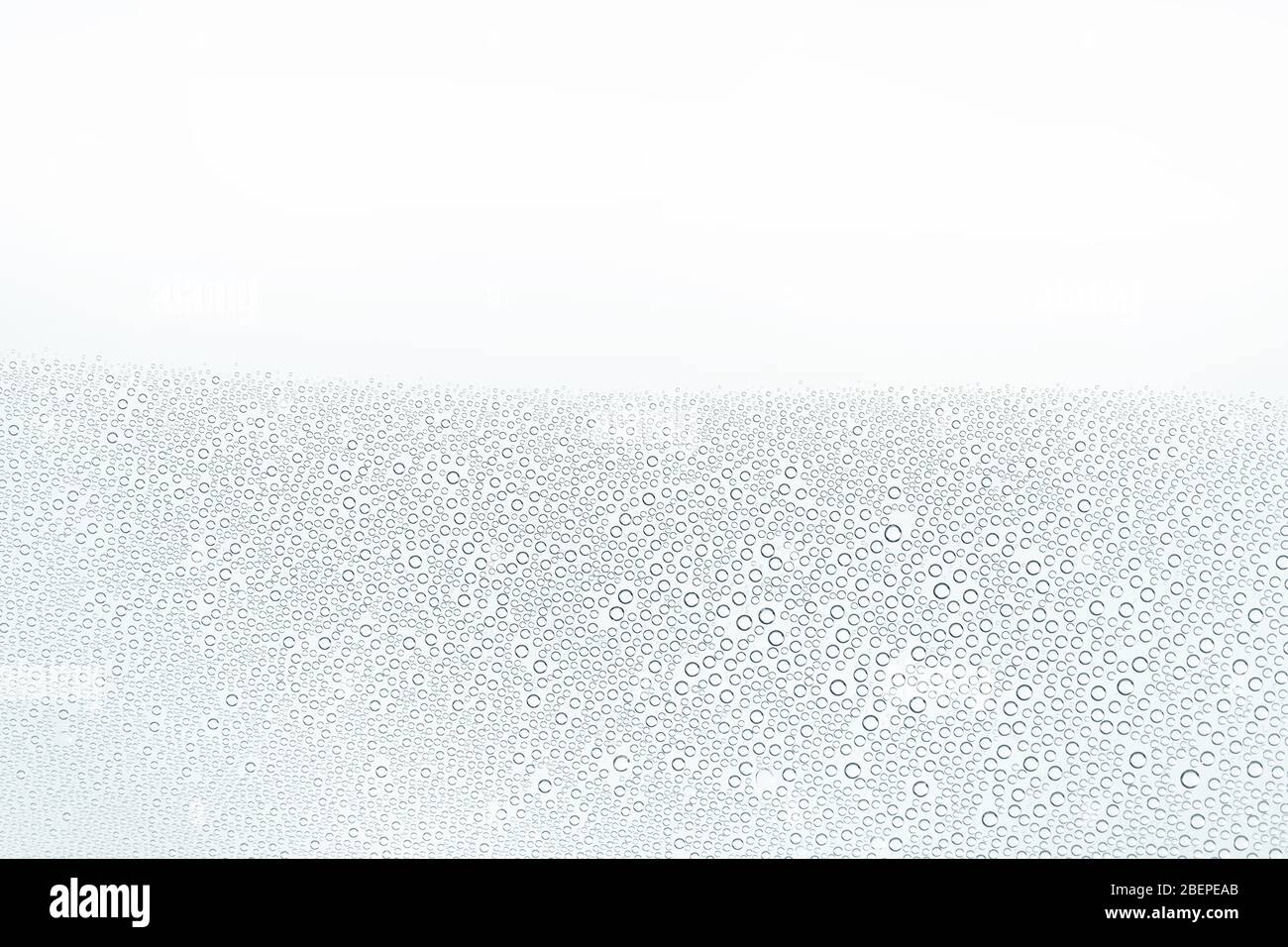 Metà riempita da gocce d'acqua superficie primo piano. Macro texture e sfondo Foto Stock