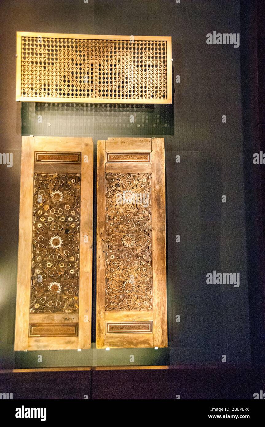 Mashrabiyya window grill (Egitto, 13-14esimo c), porte (Cairo 14o c) pino con ebano, cedro, noce, avorio o osso inlay in esposizione nel Museo di i di Doha Foto Stock