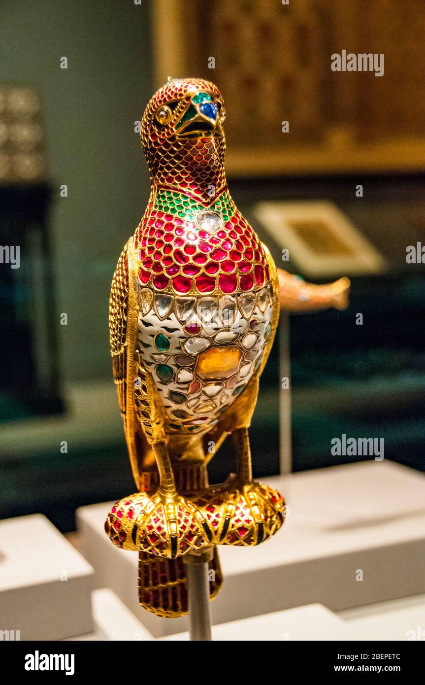 Falco gioiello risalente al 1640 circa in India con oro, smalto, rubini, smeraldi, diamanti, zaffiri e onice in mostra al Museo Islamico A di Doha Foto Stock