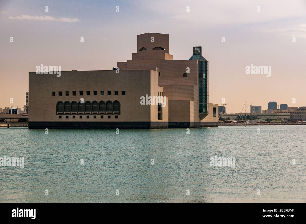 Il Museo di Arte Islamica progettato da IM Pei si trova sul lungomare di Doha verso il tramonto. Foto Stock