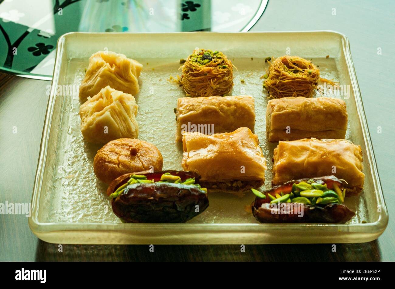 Una lastra di vetro di baklava su un tavolo in una camera di hotel a Doha, in Qatar. Foto Stock