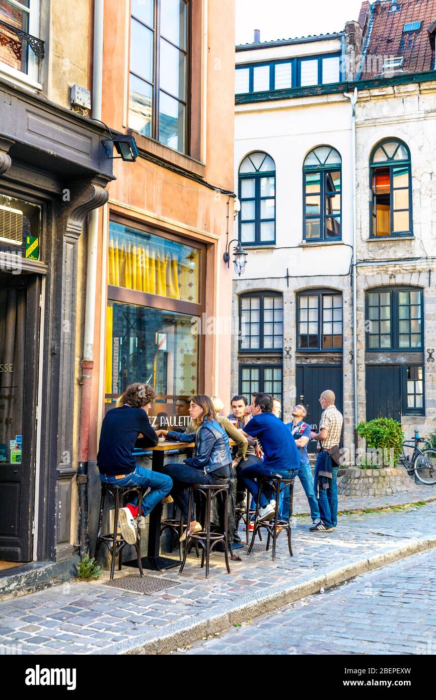 Le persone che hanno bevande all'aperto al ristorante Chez Paulette, Rue des Bouchers, Lille, Francia Foto Stock