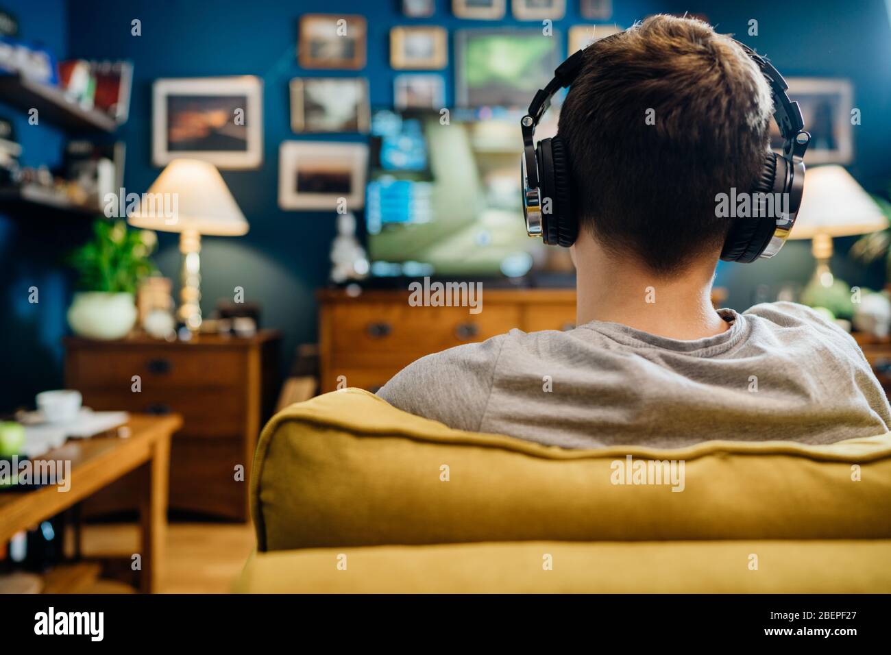 Giocatore adulto con cuffie giocare internet MMORPG cyber strategia online video gioco su computer gaming RIG.Abstract realtà virtuale World.spending ti Foto Stock