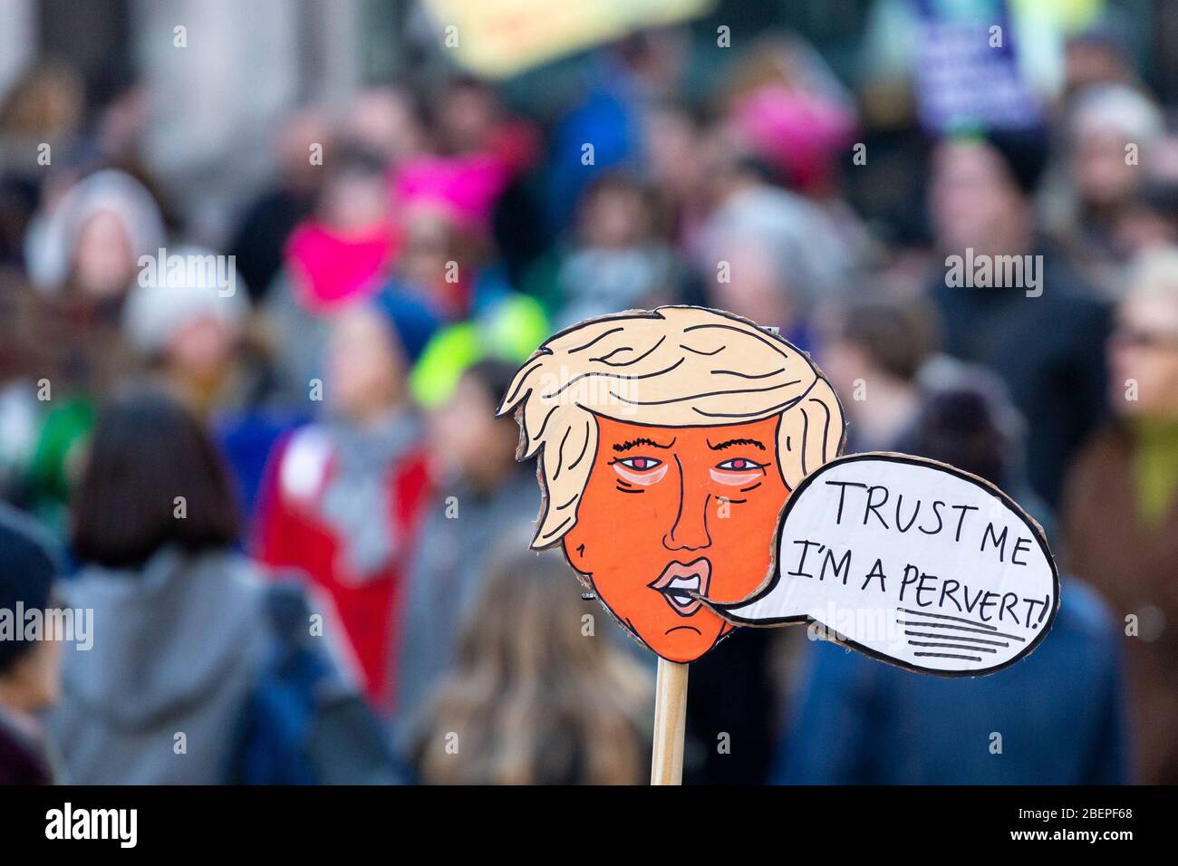 Caricatura di Donald Trump con la bolla di discorso che legge 'Trust me i'm a pervert', al 2017 Women's March, Londra Foto Stock