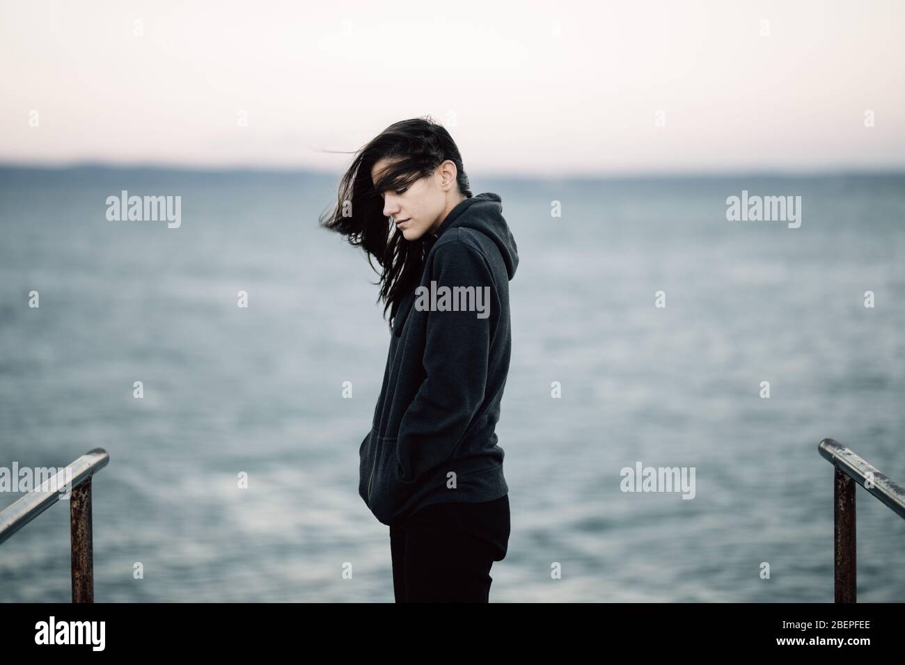 Donna triste stressata in cattivo umore problemi di overthinking, guardando il mare/oceano.persona che è solo.sociale che distanziano loneliness.emotive sfida e. Foto Stock