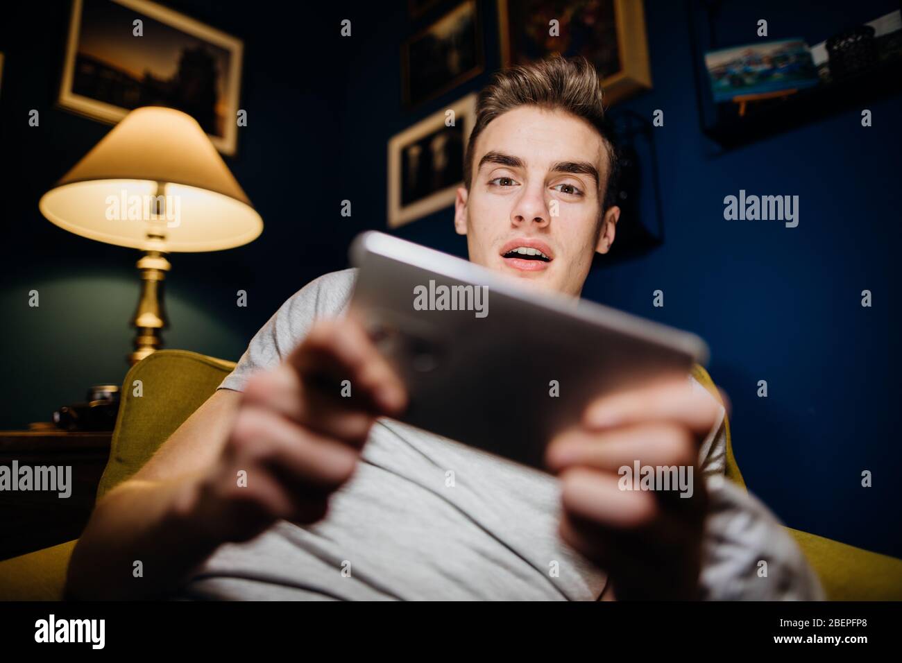 Videogamer adolescenti che giocano a ruolo con videogiochi su smartphone.astratta il mondo del gaming in realtà virtuale.sera a casa, trascorrere il tempo da solo.Antisociale A. Foto Stock