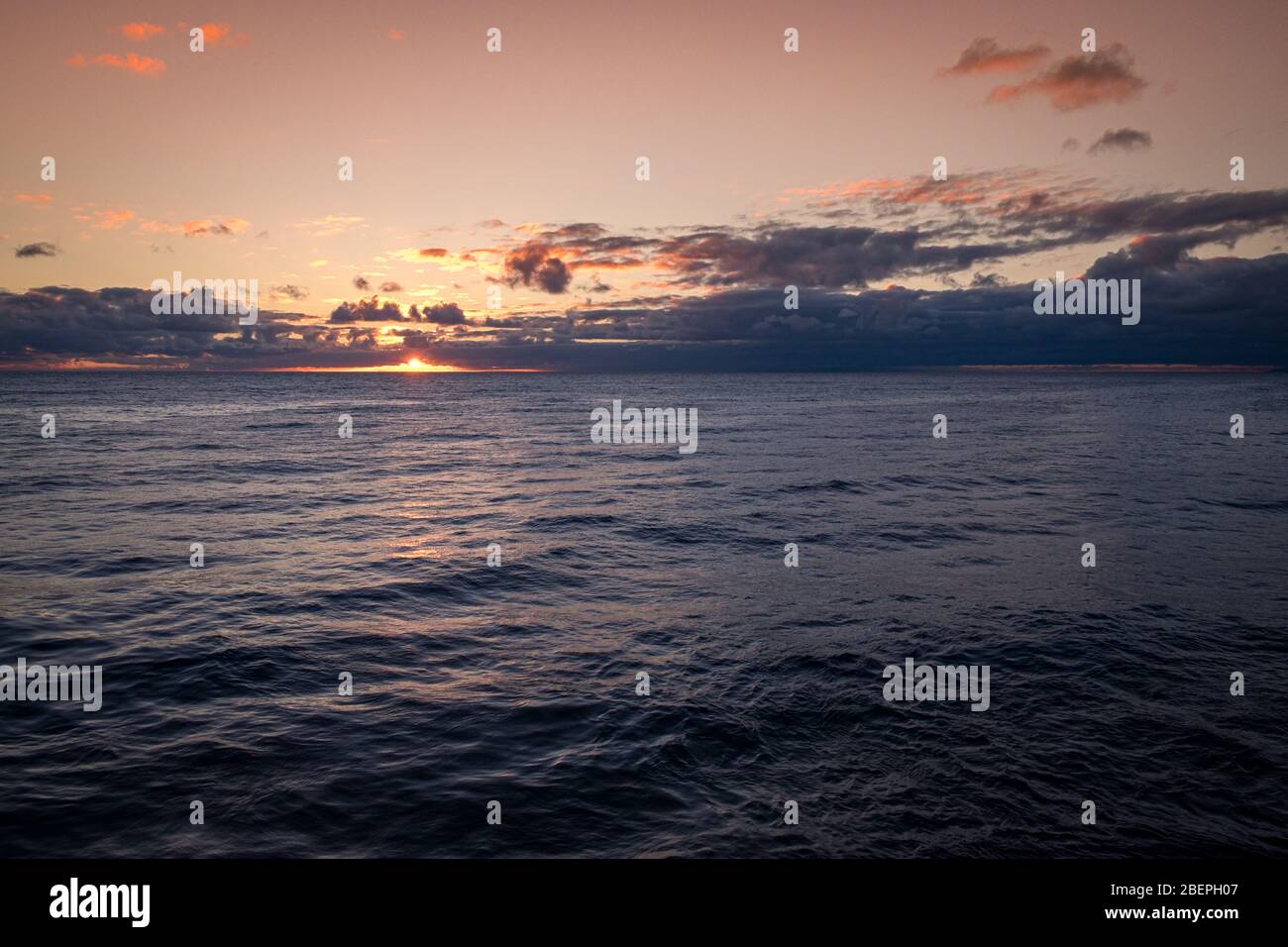Cielo spettacolare, tramonto sul mare Foto Stock