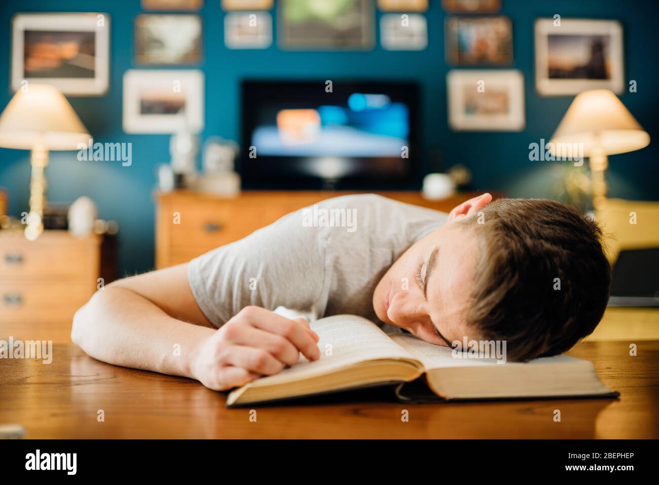 Annoiato lazy studente a casa studiando.Online-solo apprendimento lezioni homework.Exam materiale comprensione problem.difficult homeschooling.Distance educati Foto Stock