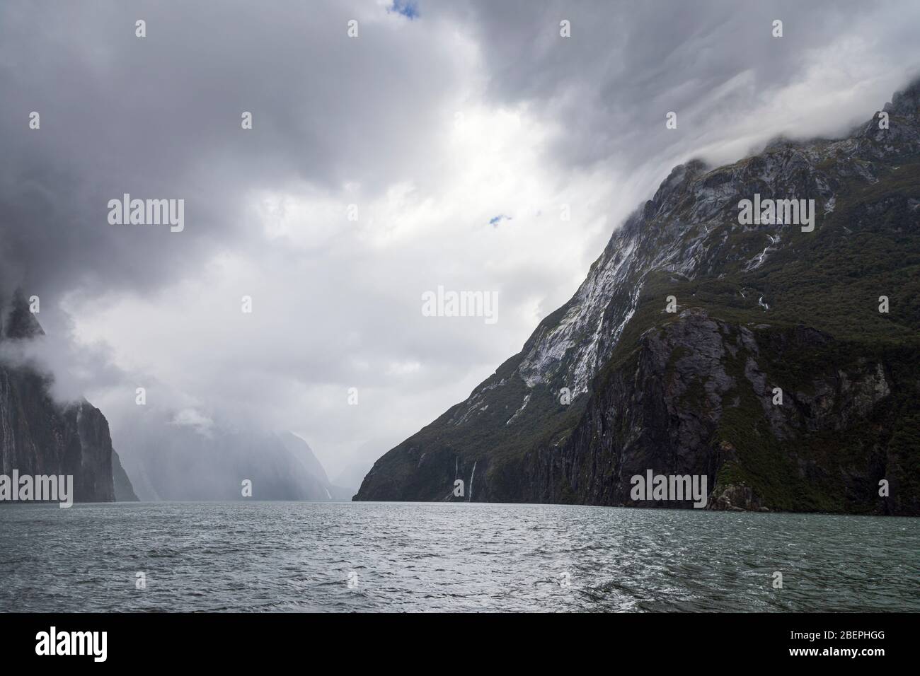 Tempo tempestoso a Milford Sound, Parco Nazionale di Fiordland, Isola del Sud, Nuova Zelanda Foto Stock