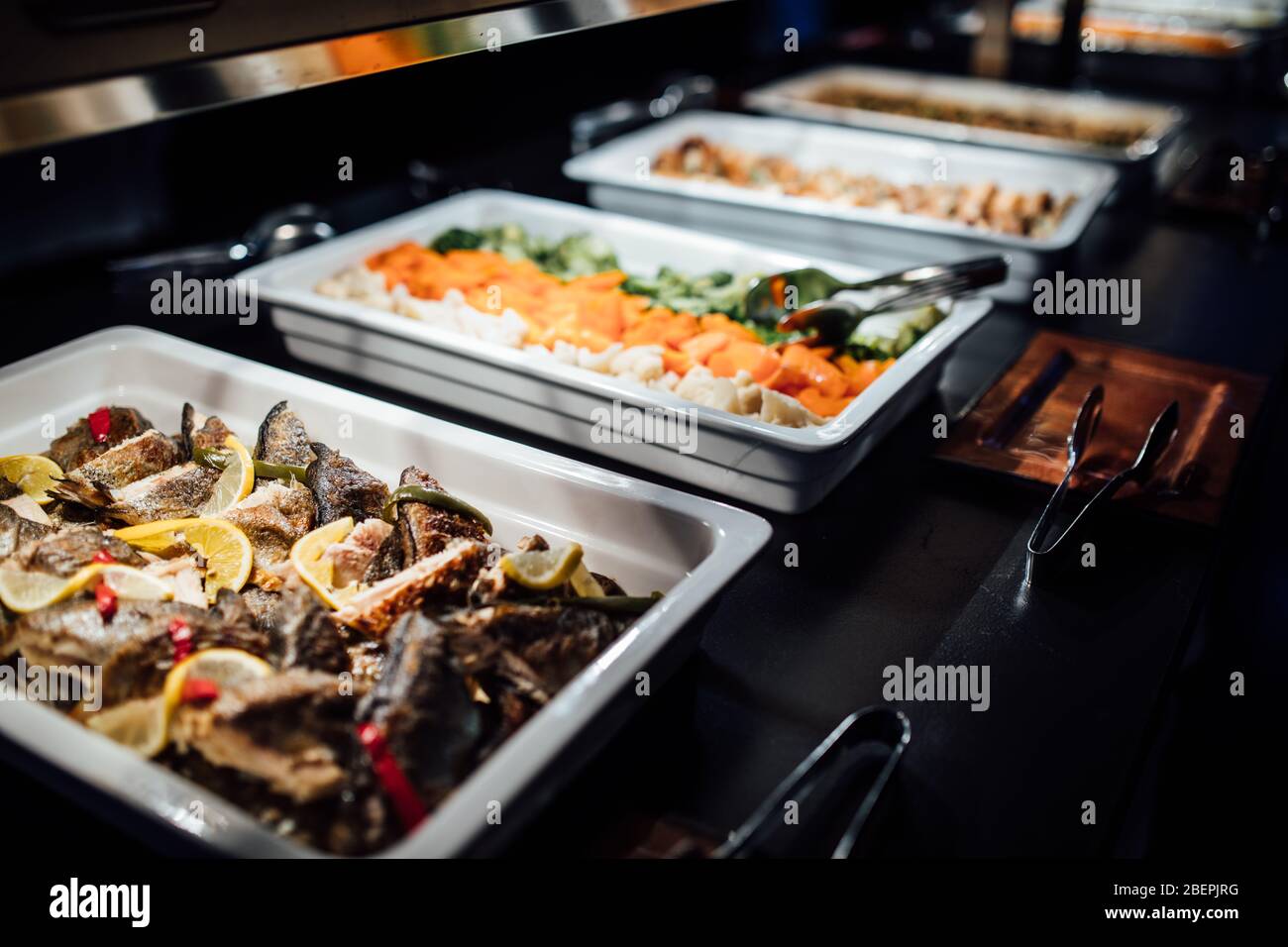 Varietà di piatti sani decorati e serviti per una celebrazione speciale cena a buffet. Dieta mediterranea ketogenic. Pesce alla griglia e vegetariabl Foto Stock