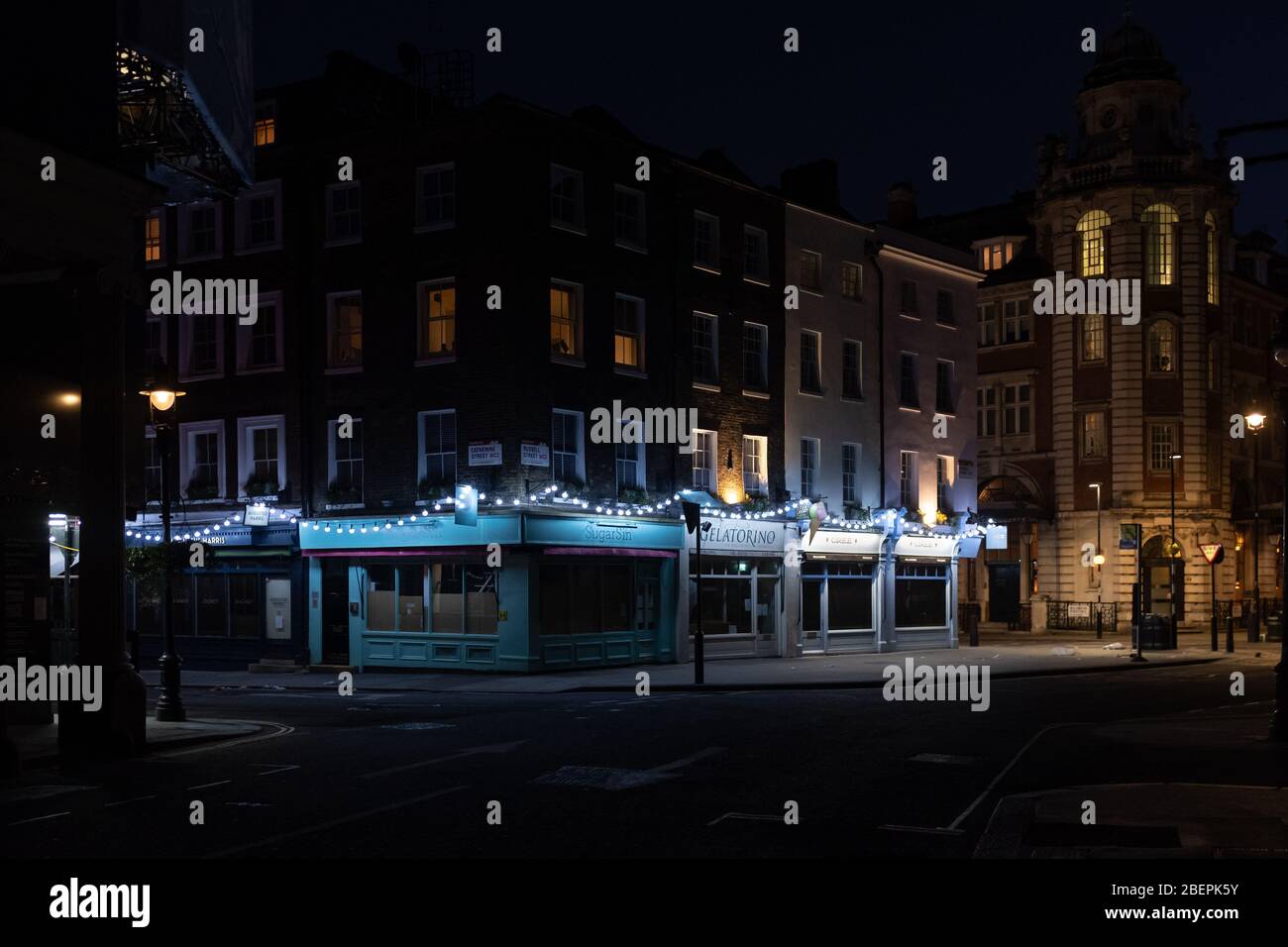 Russell Street e Catherine Street, Covent Garden, Londra. Strade vuote di notte durante il blocco del covid-19. Foto Stock