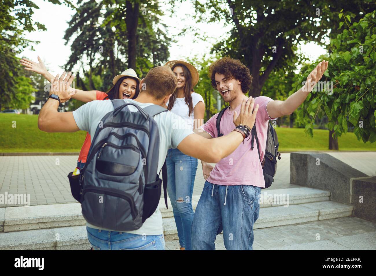 Felici gli studenti sorridono a un incontro di riunione in un parco cittadino Foto Stock