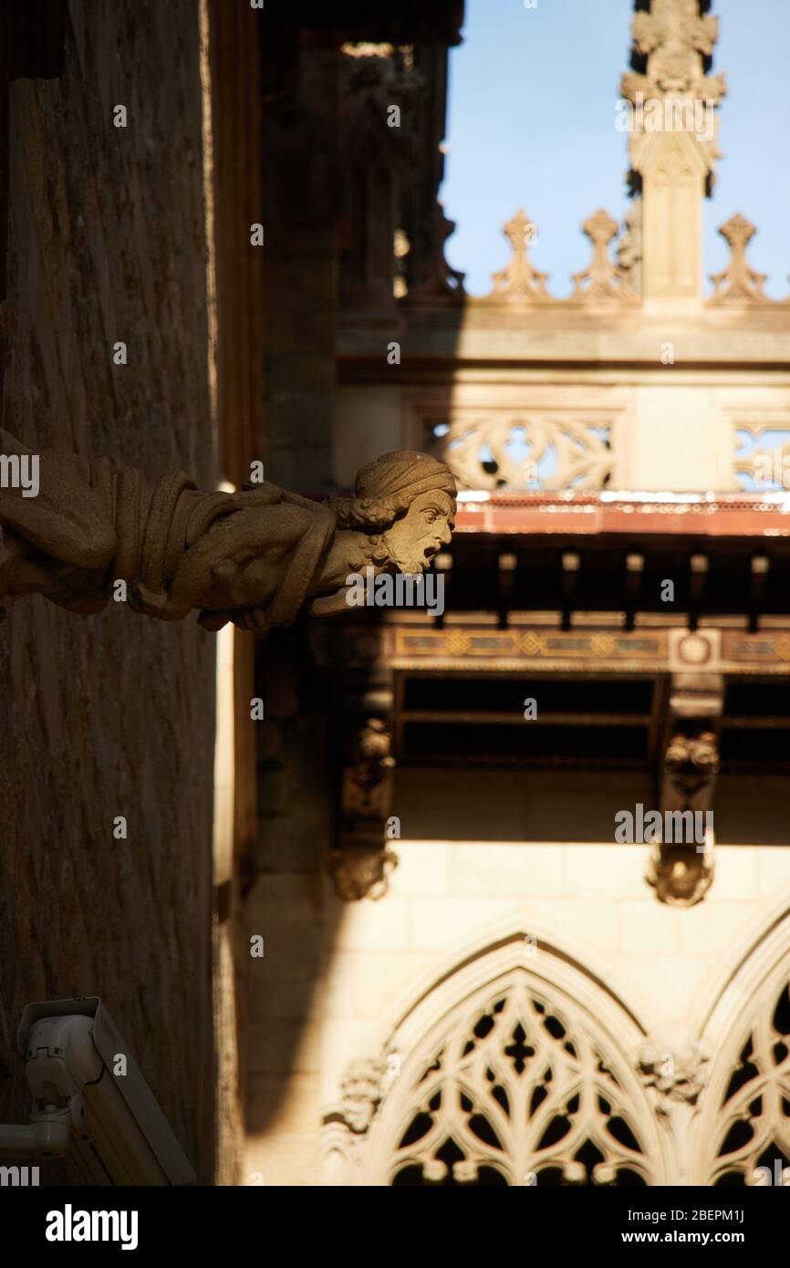 Il Pont del Bisce, o ponte vescovile nel quartiere Gotico di Barcellona Foto Stock