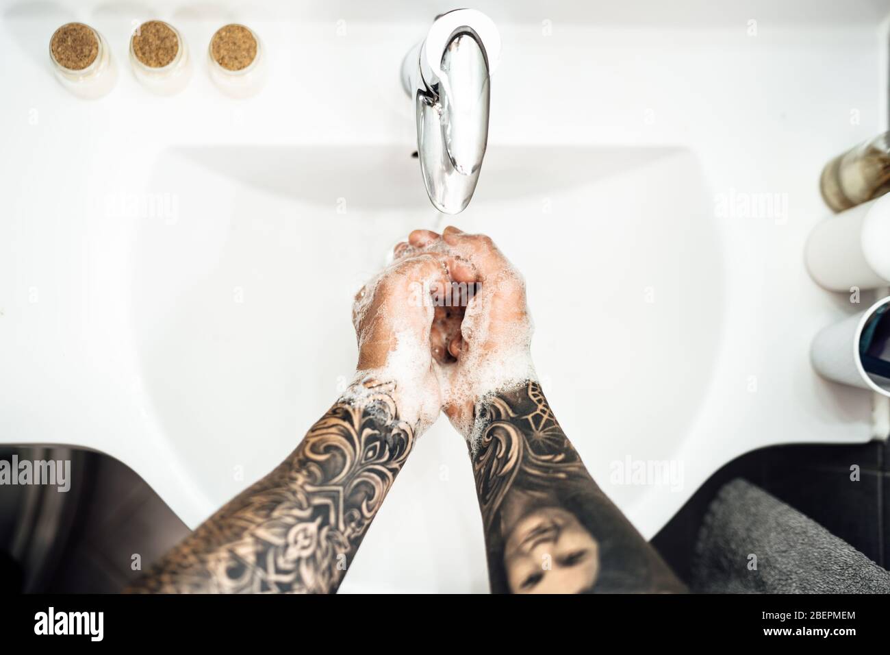 Procedura antisettica di lavaggio delle mani con sapone e acqua in bagno.decontaminazione fasi di igiene delle mani routine.pulizia mani, palme, interlacciato dito Foto Stock