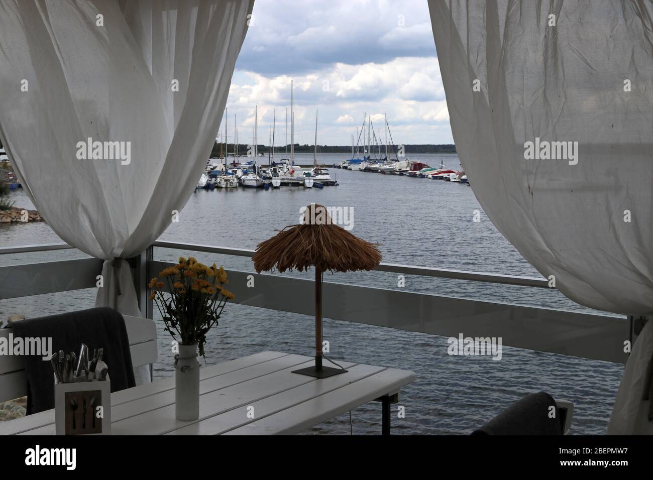 Vista da un ristorante sotto il faro a Geierswalder See al confine tra Brandeburgo e Sassonia su un molo con barche a vela il 14 agosto 2019. Il corpo idrico, che appartiene in gran parte alla Sassonia, fa parte della catena lacustre lusaziana causata dalle inondazioni di mine a cielo aperto a est di Senftenberg e a nord di Hoyerswerda. Foto: Peter Zimmermann | utilizzo nel mondo Foto Stock