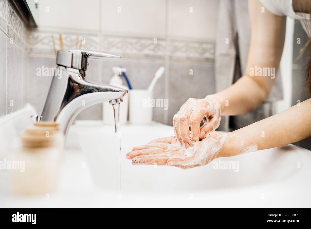 Procedura antisettica di lavaggio delle mani con acqua e sapone.fasi di decontaminazione di buona pratica di igiene delle mani.procedura di pulizia per mani, palme, dita.INF Foto Stock