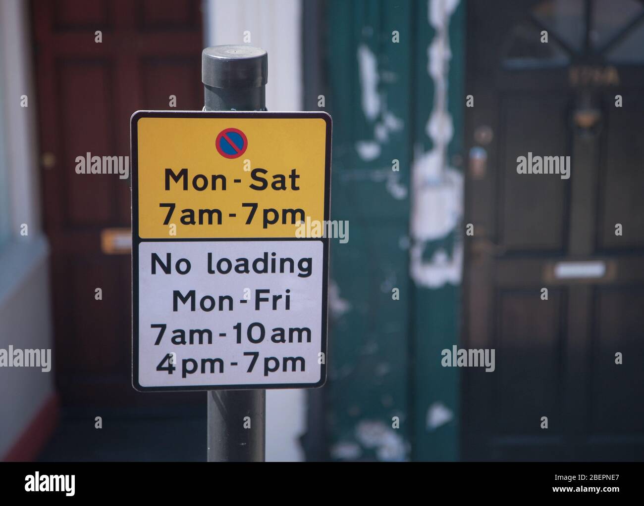 Primo piano di un cartello stradale senza fermate e senza istruzioni di carico Foto Stock