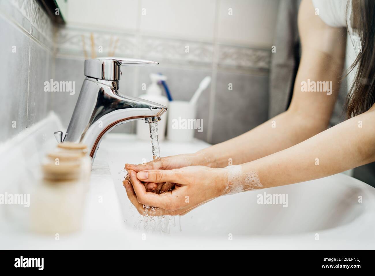 Pratica antisettica di lavaggio delle mani con sapone e acqua in bagno.decontaminazione procedura, igiene personale routine. Pulizia regolare delle mani.infettiva Foto Stock