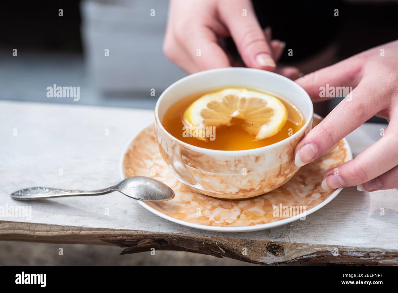 tisana di tisane nere preparate con fette di limone Foto Stock
