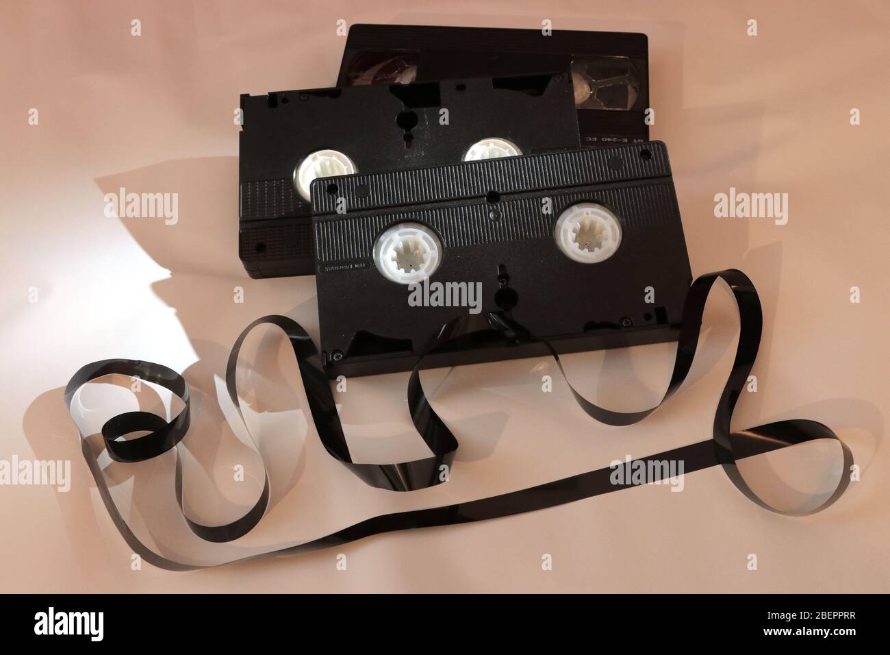 Berlino. 19 Maggio 2019. Cassetta VHS con nastro magnetico estratto, registrata il 19 maggio 2019 a Berlino. Il sistema di registrazione e riproduzione analogico per videoregistratori fu inventato negli anni '70 ed era il precursore della registrazione digitale su DVD. Una cassetta VHS contiene un lungo nastro magnetico avvolto da una bobina all'altra durante la riproduzione nel videoregistratore e passa una o due testine video lungo il percorso. Ci sono state bande con tempi di gioco diversi da 30 minuti a diverse ore. | utilizzo nel mondo credito: dpa/Alamy Live News Foto Stock