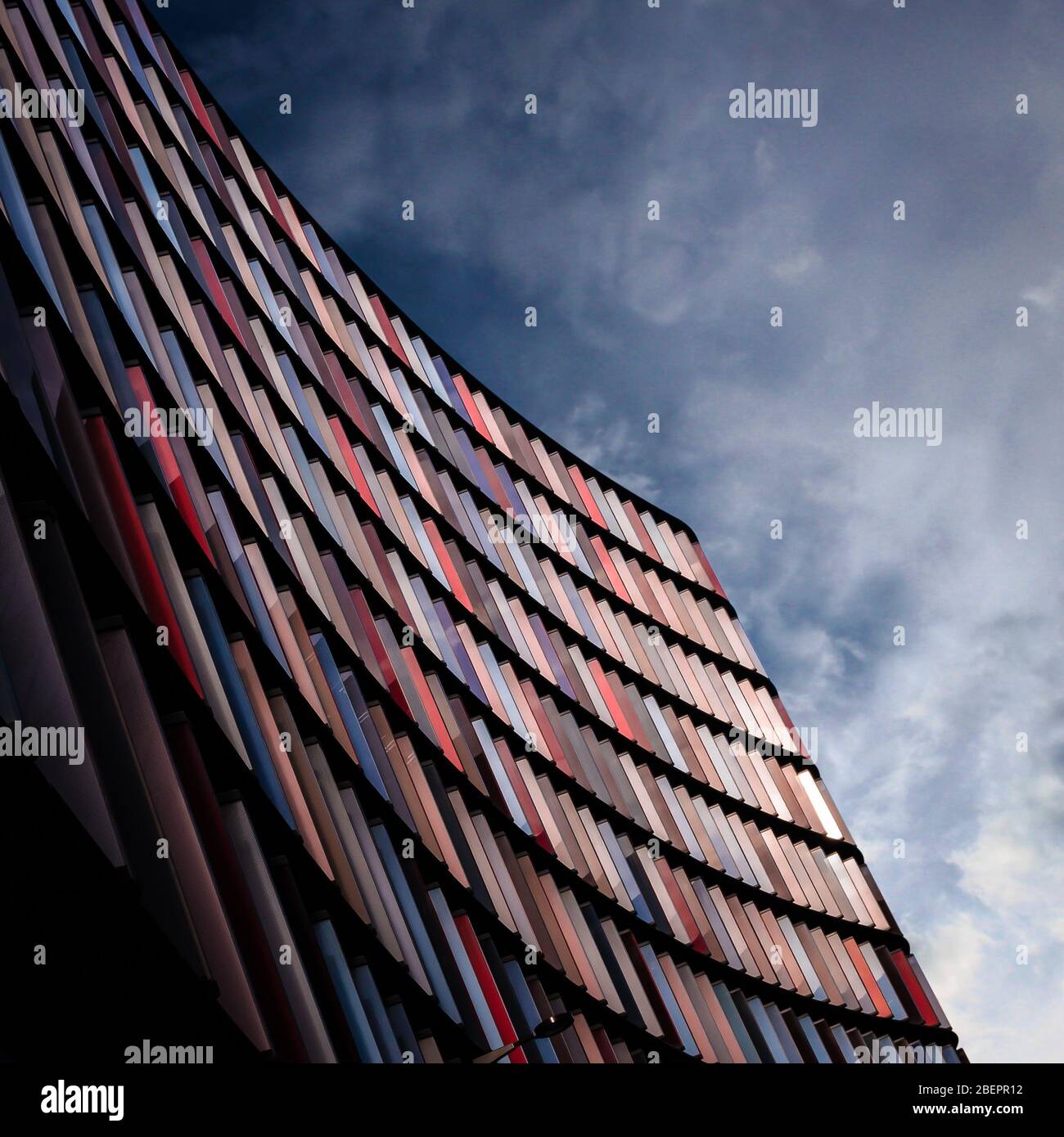 Pannelli luminosi di colore su un edificio di architettura moderna di Londra, Regno Unito Foto Stock