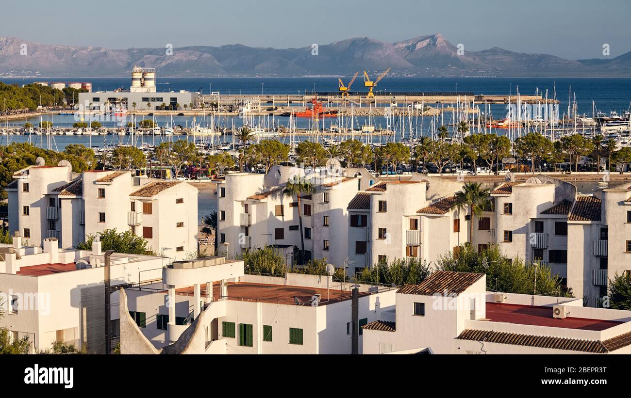 Porto di Alcudia panorama al tramonto, Maiorca, Spagna. Foto Stock