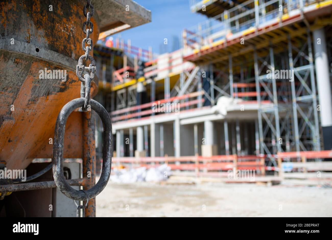 Monaco, Germania. 15 aprile 2020. Il cantiere del nuovo centro di giustizia penale. Dopo il suo completamento, il nuovo edificio di circa 39,000 metri quadri su Leonrodplatz sostituirà l'edificio vecchio su Nymphenburger Strasse. Tra gli altri, parti dei due tribunali regionali, il Tribunale regionale superiore e gli uffici pubblici dei procuratori di Monaco si sposteranno nell'edificio stimato a 300 milioni di euro. Credit: Sven Hoppe/dpa/Alamy Live News Foto Stock