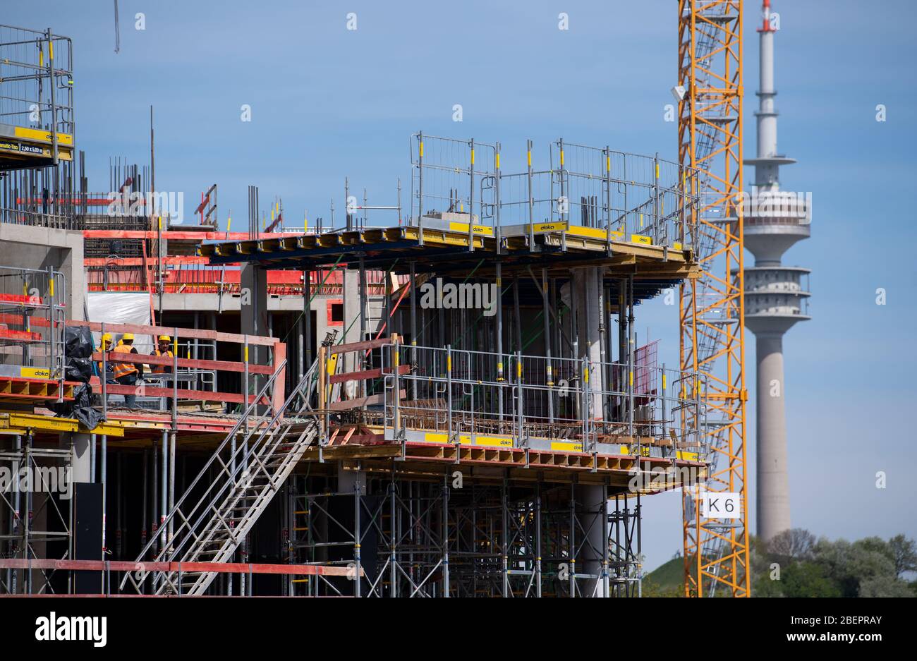 Monaco, Germania. 15 aprile 2020. Il cantiere del nuovo centro di giustizia penale. Dopo il suo completamento, il nuovo edificio di circa 39,000 metri quadri su Leonrodplatz sostituirà l'edificio vecchio su Nymphenburger Strasse. Tra gli altri, parti dei due tribunali regionali, il Tribunale regionale superiore e gli uffici pubblici dei procuratori di Monaco si sposteranno nell'edificio stimato a 300 milioni di euro. Credit: Sven Hoppe/dpa/Alamy Live News Foto Stock