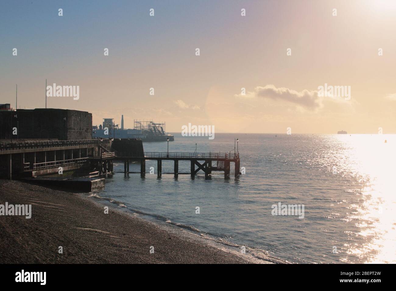 Hot Walls Beach, Square Tower e Victoria Pier, ingresso a Portsmouth Harbour, Hampshire, Inghilterra, Regno Unito: Guardando fuori a Spihead, la mattina presto Foto Stock