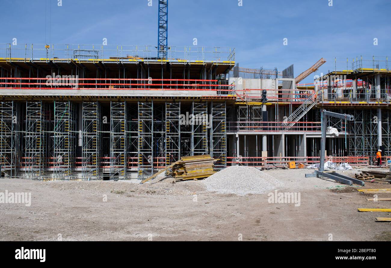 Monaco, Germania. 15 aprile 2020. Il cantiere del nuovo centro di giustizia penale. Dopo il suo completamento, il nuovo edificio di circa 39,000 metri quadri su Leonrodplatz sostituirà l'edificio vecchio su Nymphenburger Strasse. Tra gli altri, parti dei due tribunali regionali, il Tribunale regionale superiore e gli uffici pubblici dei procuratori di Monaco si sposteranno nell'edificio stimato a 300 milioni di euro. Credit: Sven Hoppe/dpa/Alamy Live News Foto Stock