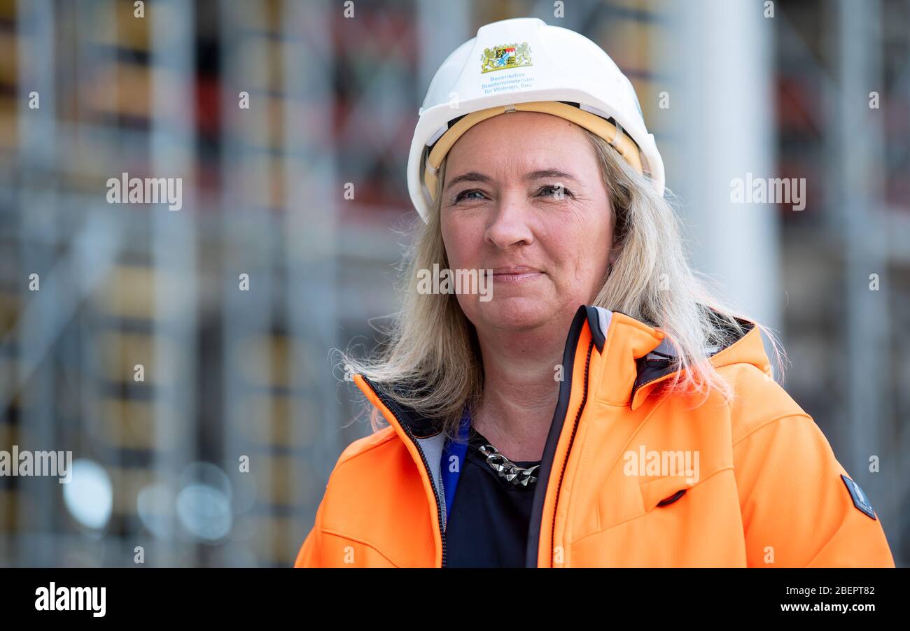 Monaco, Germania. 15 aprile 2020. Kerstin Schreyer (CSU), Ministro dei Trasporti bavarese, visita il cantiere del nuovo centro di giustizia penale. Il nuovo edificio di circa 39,000 metri quadri a Leonrodplatz sostituirà l'edificio vecchio su Nymphenburger Strasse dopo il suo completamento. Tra gli altri, parti dei due tribunali regionali, il tribunale regionale superiore e gli uffici pubblici dei procuratori di Monaco si sposteranno nell'edificio stimato a 300 milioni di euro. Credit: Sven Hoppe/dpa/Alamy Live News Foto Stock