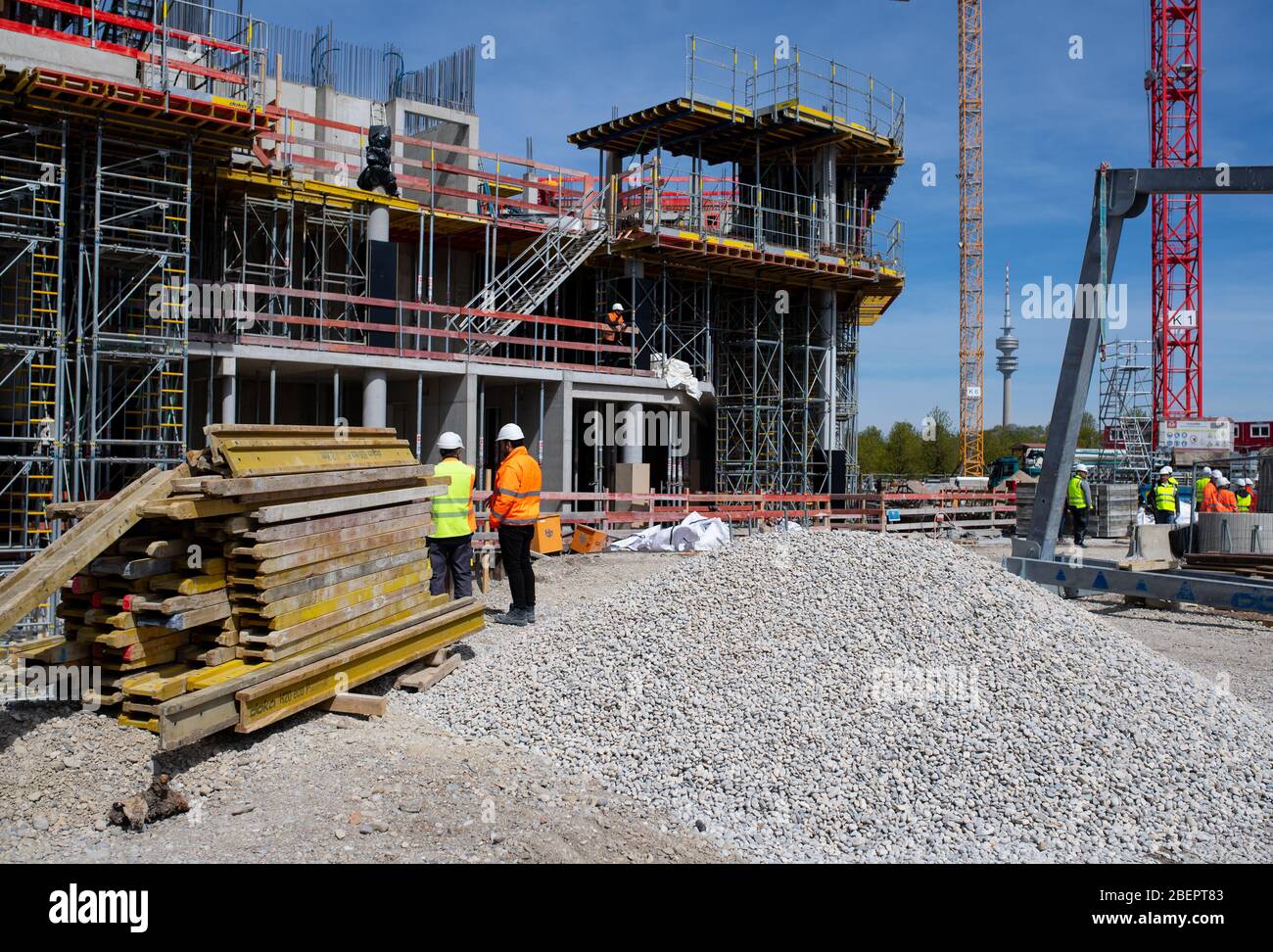 Monaco, Germania. 15 aprile 2020. I lavoratori edili si trovano sul cantiere del nuovo centro di giustizia penale. Dopo il suo completamento, il nuovo edificio di Leonrodplatz, che copre circa 39,000 metri quadrati, sostituirà l'edificio in invecchiamento di Nymphenburger Strasse. Tra gli altri, parti dei due tribunali regionali, il Tribunale regionale superiore e la Procura di Monaco si sposteranno nell'edificio stimato a 300 milioni di euro. Credit: Sven Hoppe/dpa/Alamy Live News Foto Stock