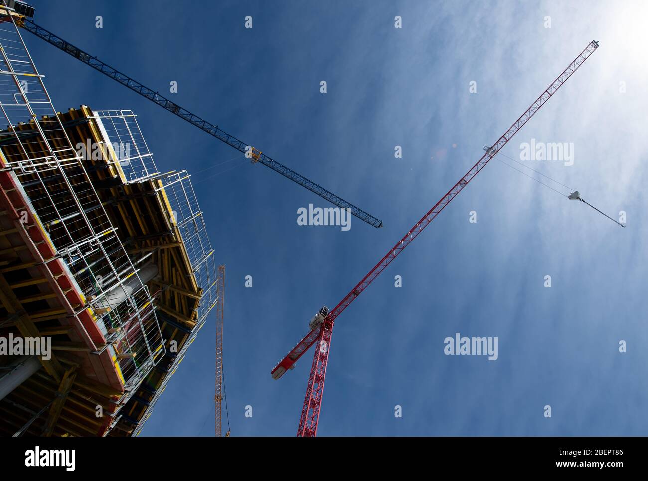 Monaco, Germania. 15 aprile 2020. Il cantiere del nuovo centro di giustizia penale. Dopo il suo completamento, il nuovo edificio di circa 39,000 metri quadri su Leonrodplatz sostituirà l'edificio vecchio su Nymphenburger Strasse. Tra gli altri, parti dei due tribunali regionali, il Tribunale regionale superiore e gli uffici pubblici dei procuratori di Monaco si sposteranno nell'edificio stimato a 300 milioni di euro. Credit: Sven Hoppe/dpa/Alamy Live News Foto Stock