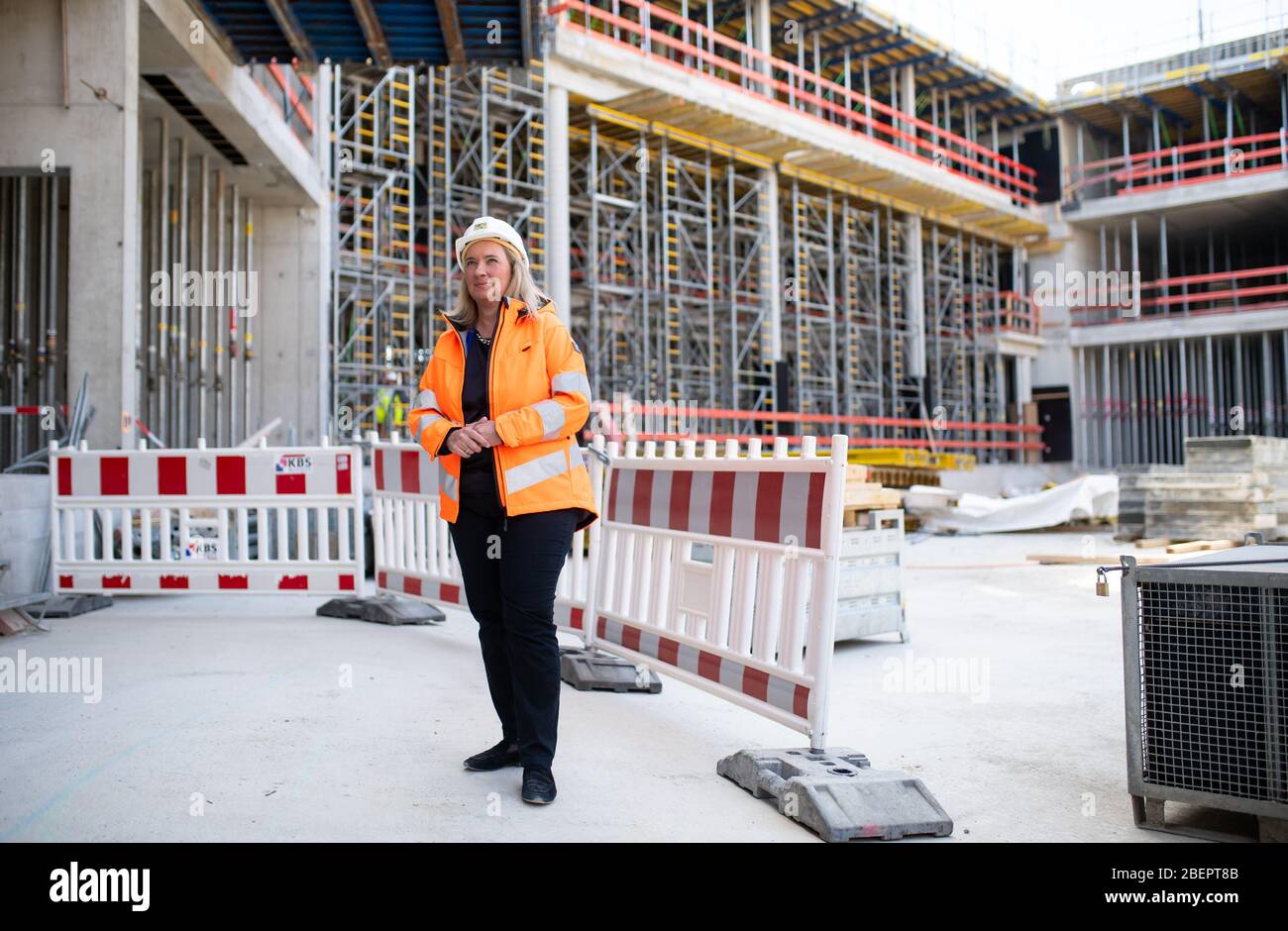 Monaco, Germania. 15 aprile 2020. Kerstin Schreyer (CSU), Ministro dei Trasporti bavarese, visita il cantiere del nuovo centro di giustizia penale. Il nuovo edificio di circa 39,000 metri quadri a Leonrodplatz sostituirà l'edificio vecchio su Nymphenburger Strasse dopo il suo completamento. Tra gli altri, parti dei due tribunali regionali, il tribunale regionale superiore e gli uffici pubblici dei procuratori di Monaco si sposteranno nell'edificio stimato a 300 milioni di euro. Credit: Sven Hoppe/dpa/Alamy Live News Foto Stock
