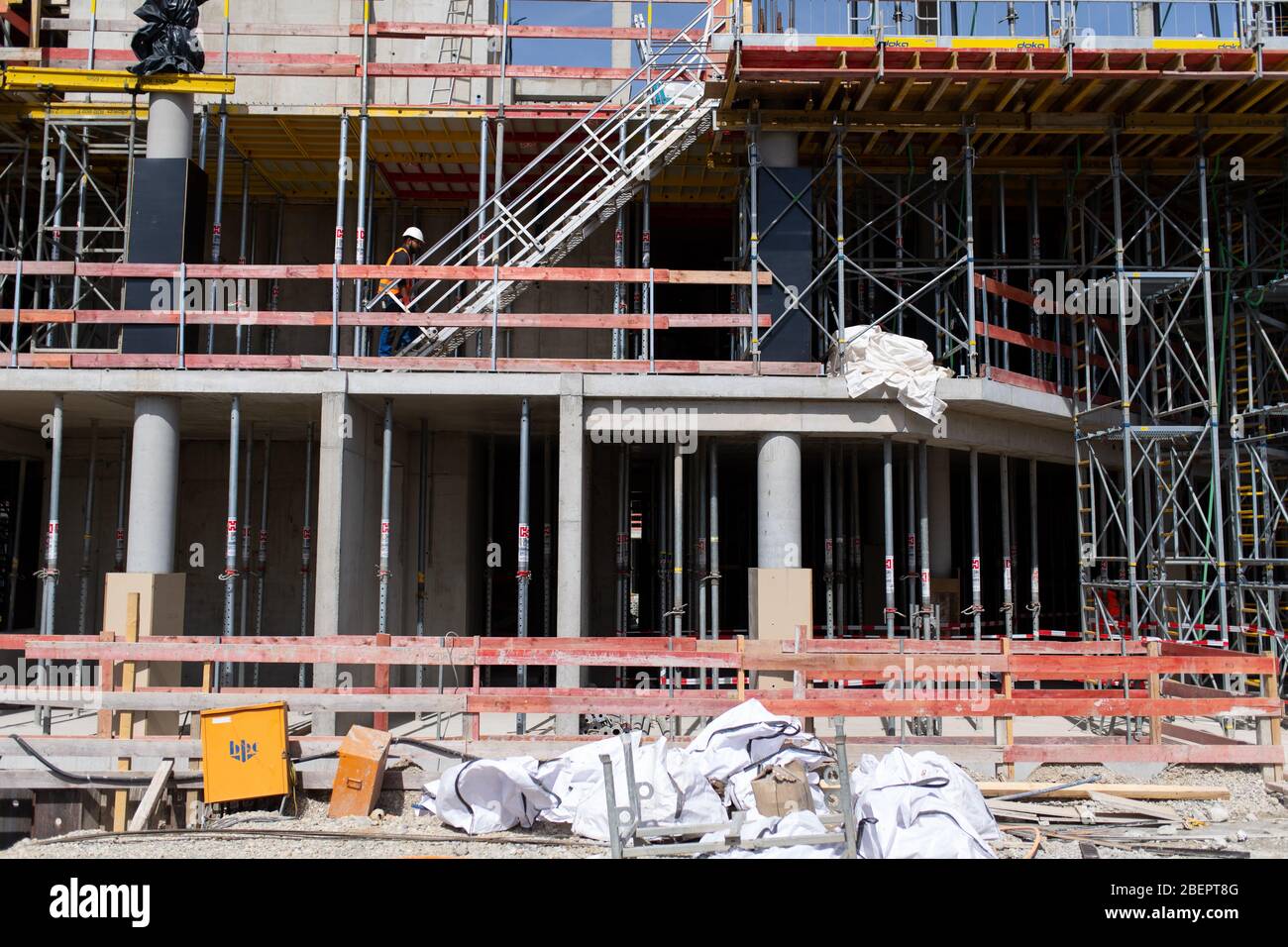 Monaco, Germania. 15 aprile 2020. Il cantiere del nuovo centro di giustizia penale. Dopo il suo completamento, il nuovo edificio di circa 39,000 metri quadri su Leonrodplatz sostituirà l'edificio vecchio su Nymphenburger Strasse. Tra gli altri, parti dei due tribunali regionali, il Tribunale regionale superiore e gli uffici pubblici dei procuratori di Monaco si sposteranno nell'edificio stimato a 300 milioni di euro. Credit: Sven Hoppe/dpa/Alamy Live News Foto Stock